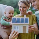 Familie mit Haus als Muster
